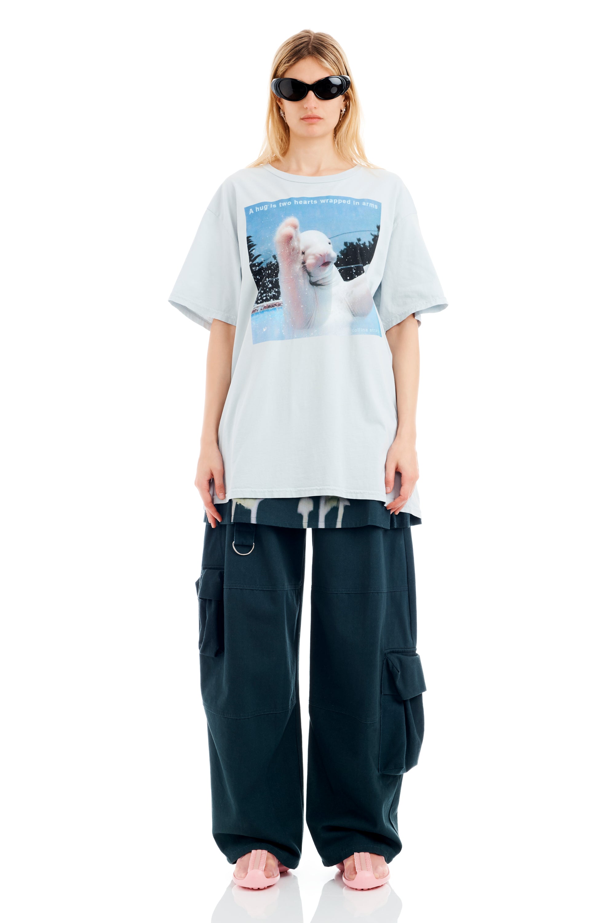 A HUG GRAPHIC TEE