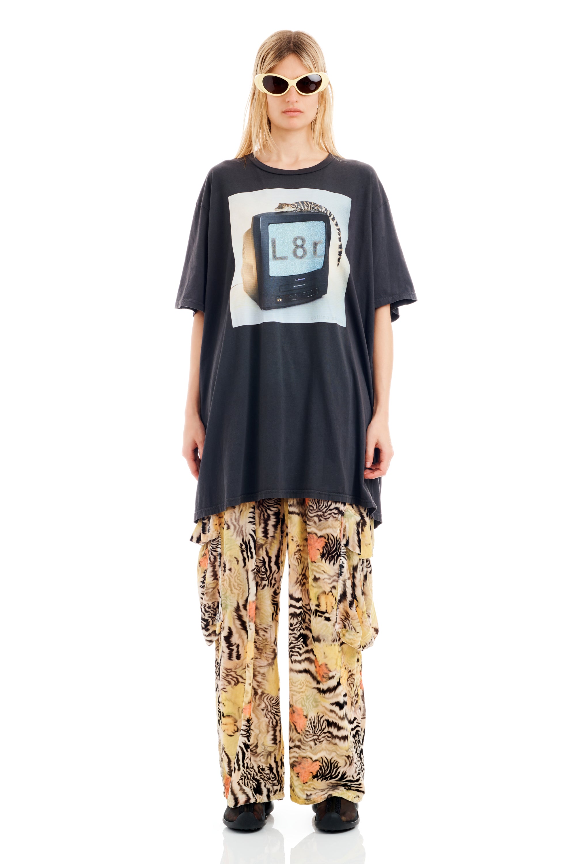 【関税込み】Collina Strada グレー 'L8R' グラフィックTシャツ Collina Strada: Gray 'L8r' Graphic T-shirt | SSENSE 日本