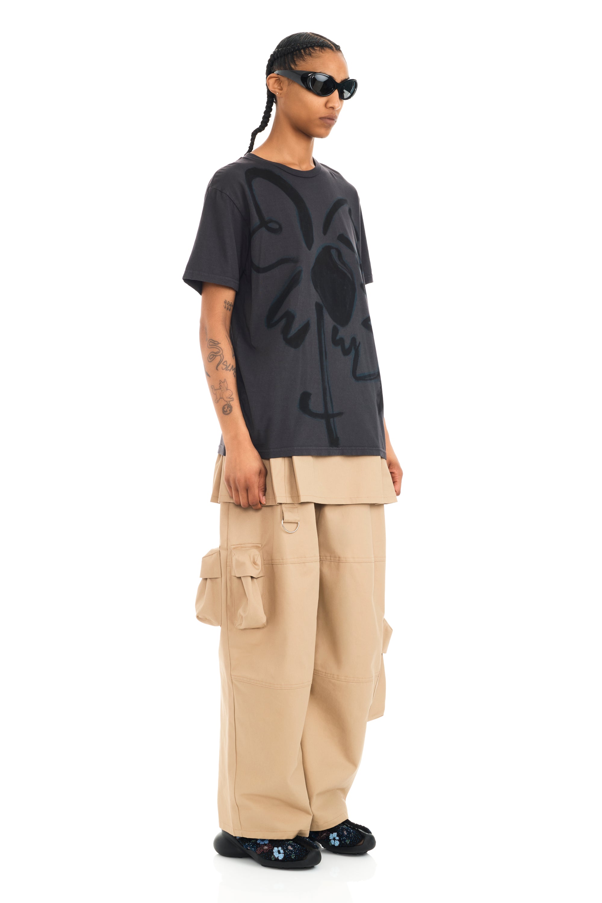 CHARCOAL FLOWER PAINTED TEE