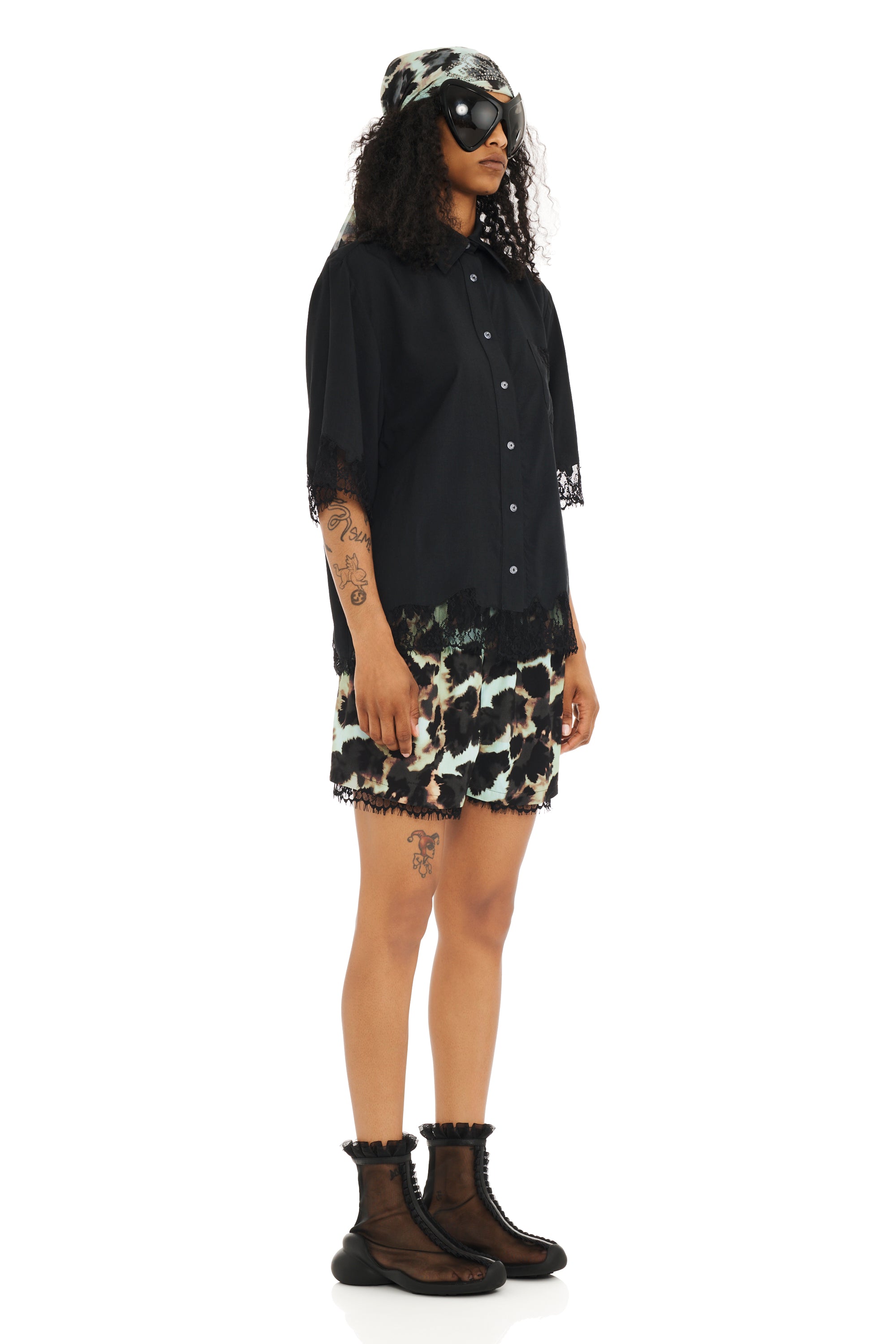 BLACK ANEMONE BUTTON UP