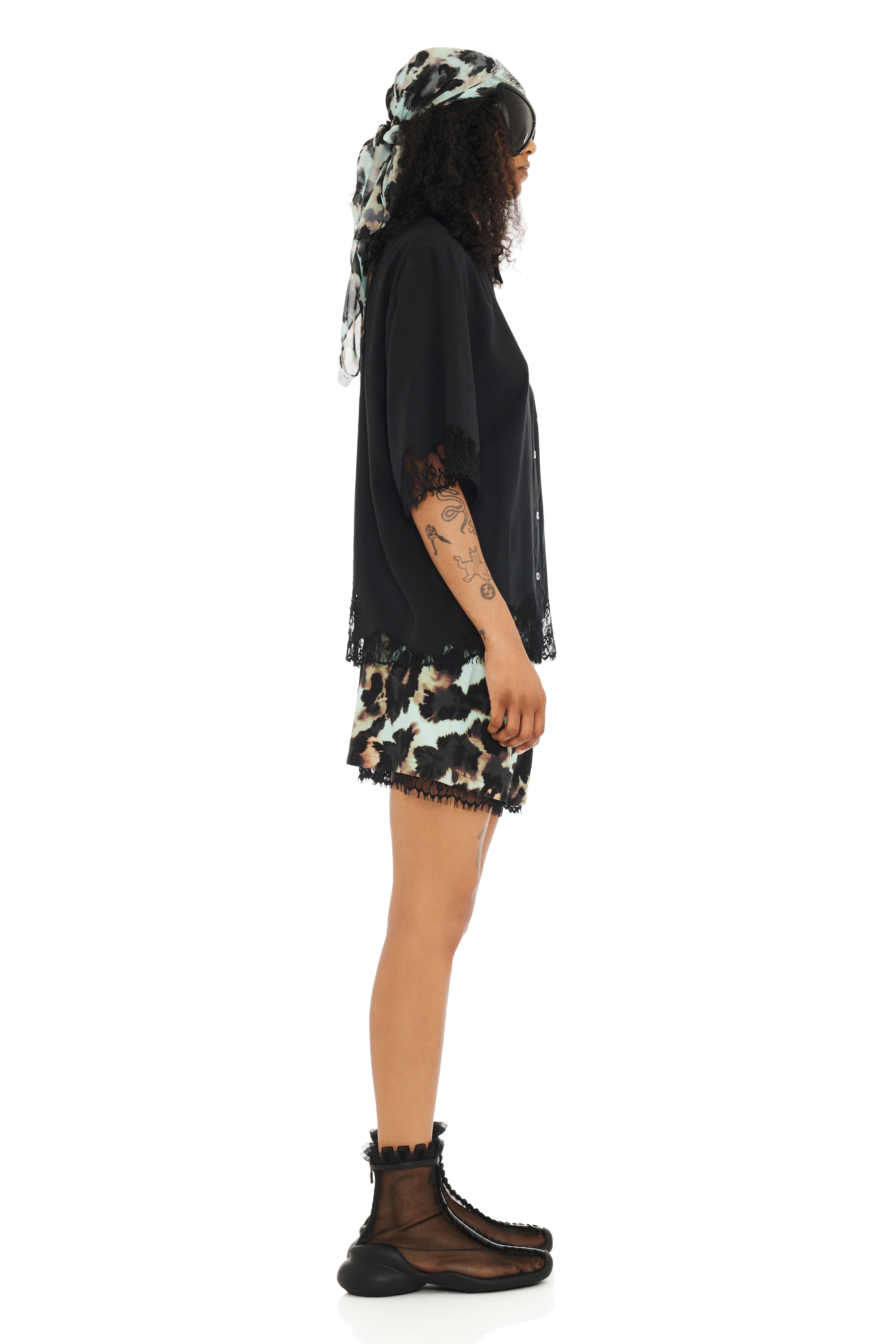 BLACK ANEMONE BUTTON UP