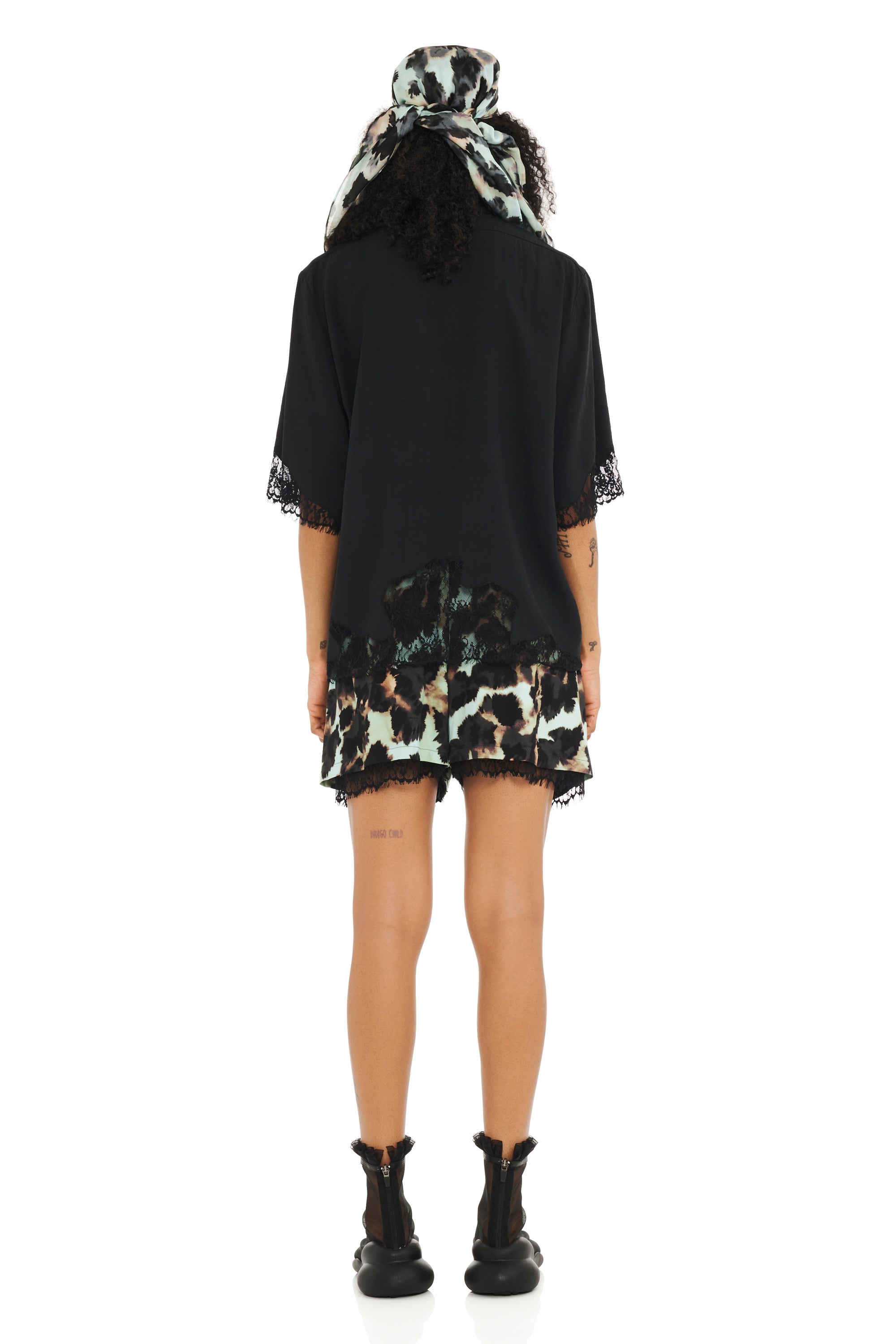 BLACK ANEMONE BUTTON UP