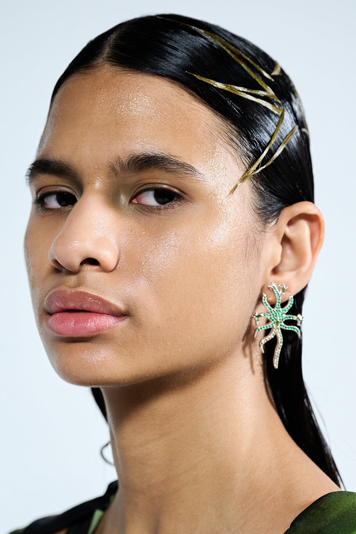 OLIVINE EMERALD ETOILE EARRING