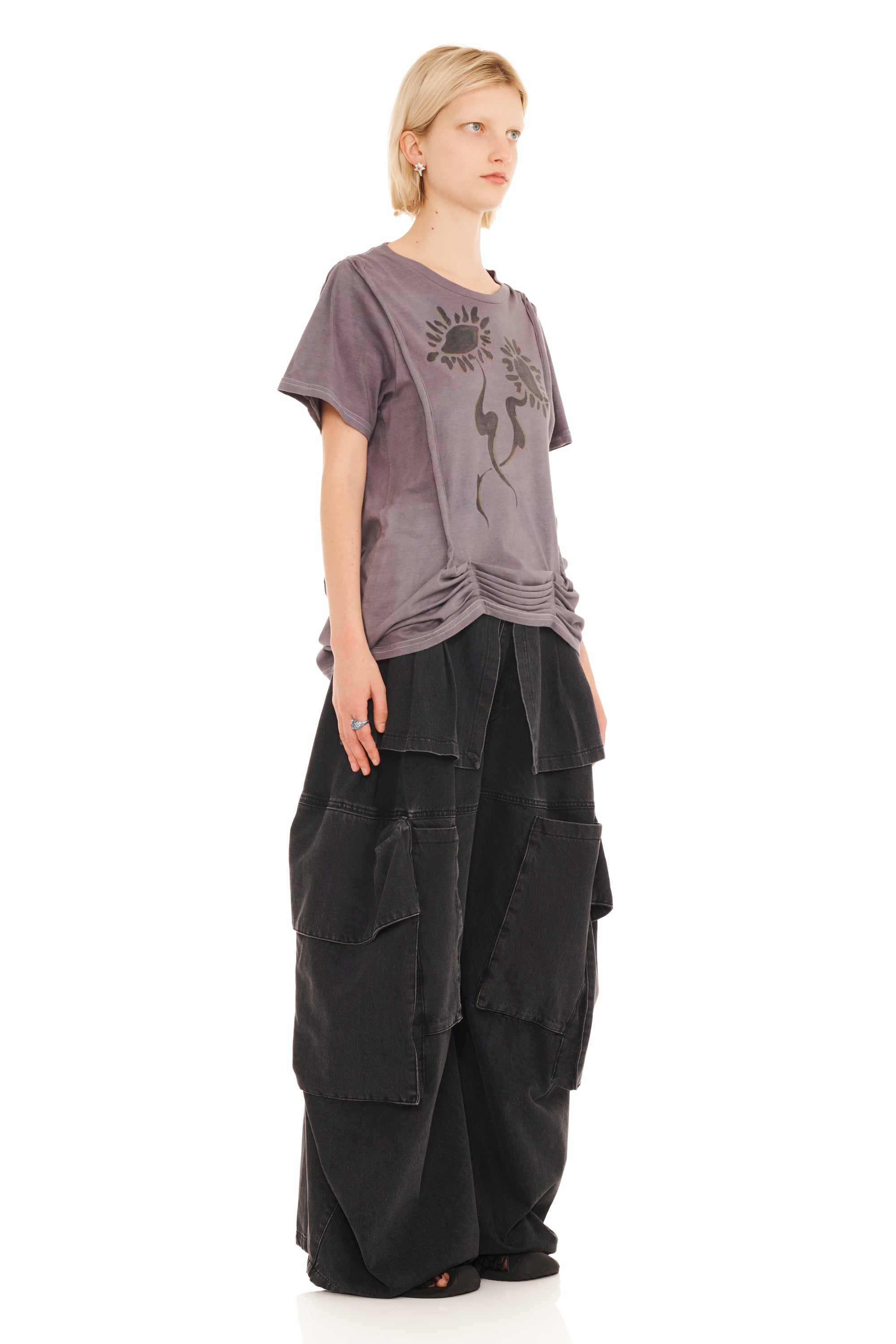 CHARCOAL DAISIES HAZEL TEE