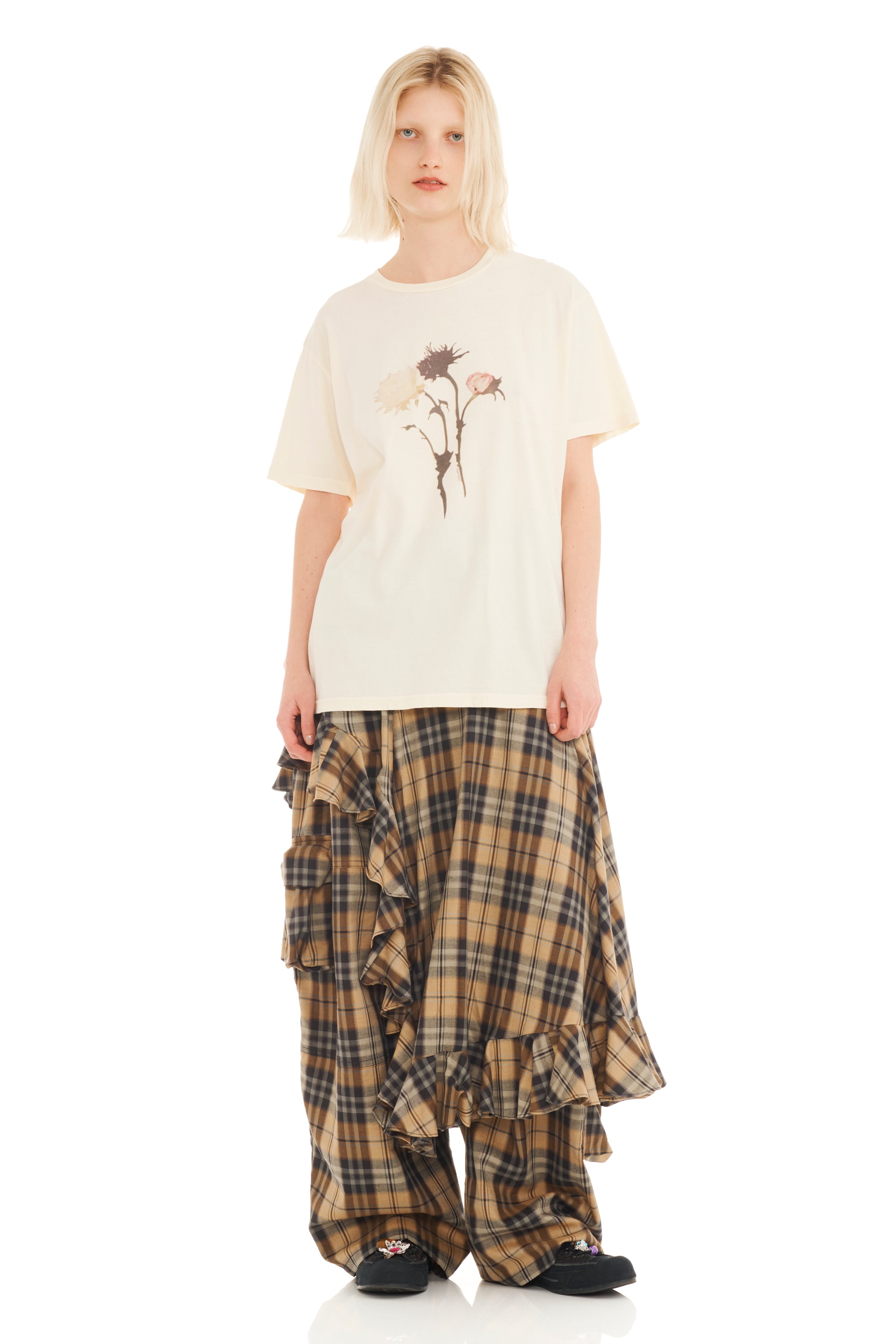 CREAM GOTH FLOWER DRIP GRAPHIC TEE